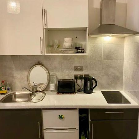 Modern Studio Apartment Sleeps 4 People Opposite Westfield Shepherds Bush ลอนดอน ภายนอก รูปภาพ