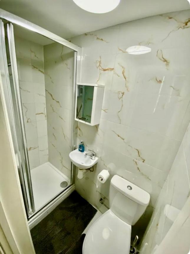Modern Studio Apartment Sleeps 4 People Opposite Westfield Shepherds Bush ลอนดอน ภายนอก รูปภาพ